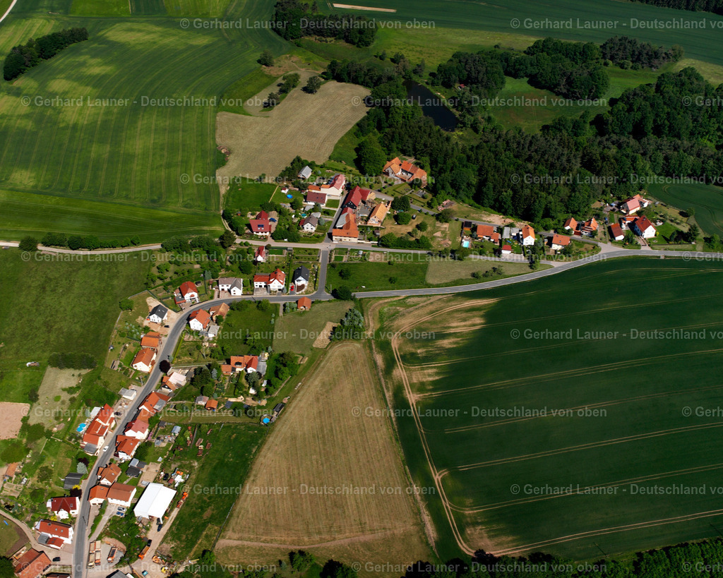 2634028 | SCHACHTEBICH 09.06.2006 Landwirtschaftliche Nutzflächen und Feldgrenzen  umsäumen das Siedlungsgebiet des Dorfes in Schachtebich im Bundesland Thüringen, Deutschland // Agricultural land and field boundaries surround the settlement area of the village  in Schachtebich in the state Thuringia, Germany Foto: Gerhard Launer