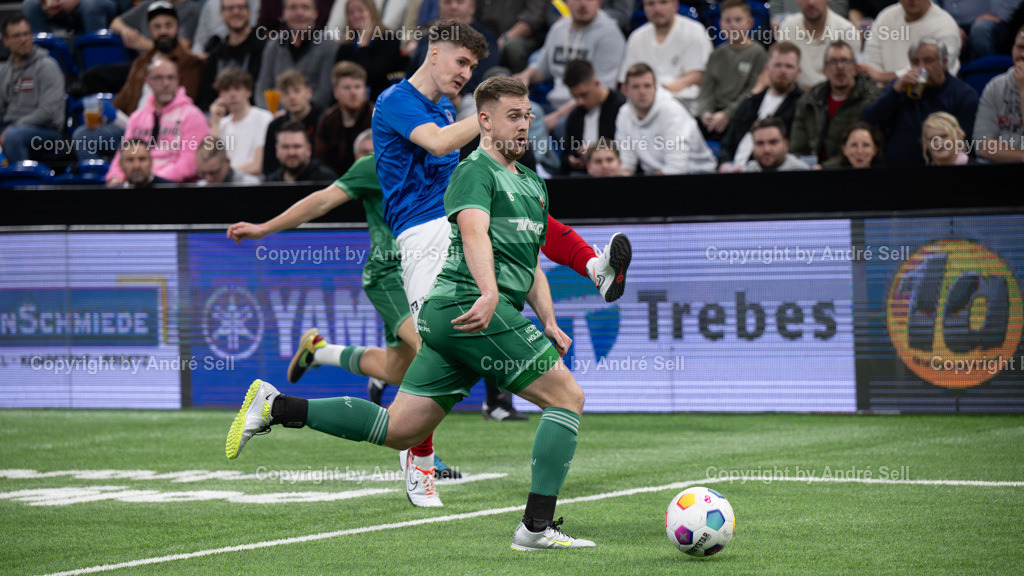 SHFV Lotto Masters 2024 | 20240113_7690, 13.01.2024, SHFV Lotto Masters 2024, Gruppe B, TSB Flensburg (blau) vs. PSV Neumünster (grün), Tom Schäpler (TSB #16) / Marc-Oliver Timm (PSV #5) - Realisiert mit Pictrs.com