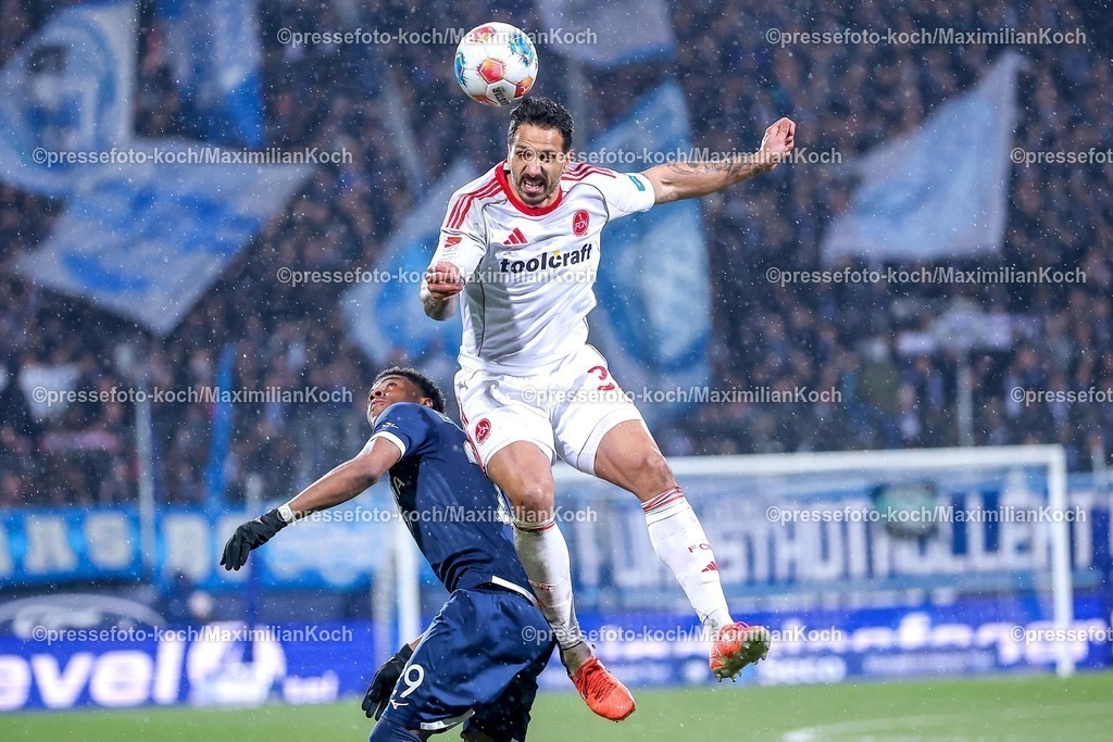 BOC20022602171 | 20.02.2026, Fußball, VfL Bochum - 1. FC Nürnberg, 2. Fußball Bundesliga, 23. Spieltag, Vonovia Ruhrstadion, Saison 2025 2026: Farid Alfa-Ruprecht&nbsp;(VfL Bochum #29) im Zweikampf gegen  Adriano Grimaldi (1FC Nuernberg #33) beim Kopfball DFB regulations prohibit any use of photographs as image sequences and or quasi-video.