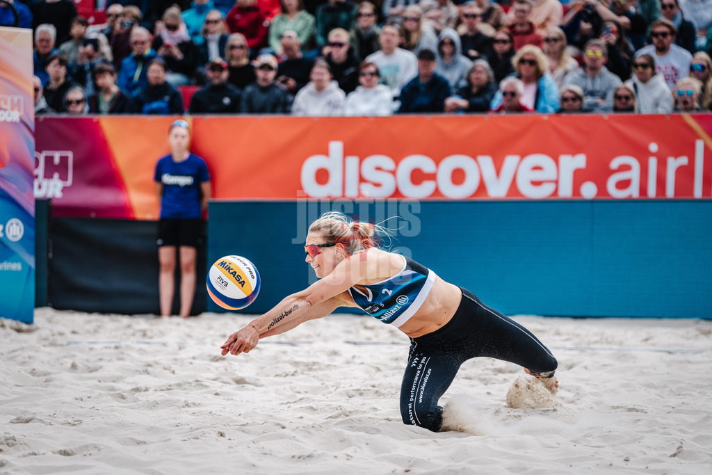 Beachvolleyball | Frauen | German Beach Tour 2024 | Tourstop Bremen | 09.06.2024 | Kim van de Velde spielt den Ball