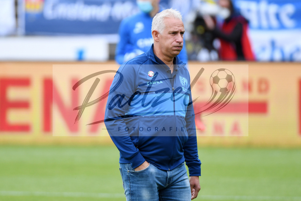 SVMFCH20200606_0006 | Fussball, Herren: Trainer Christian Neidhart (SV Meppen) schaut bei dem Spiel der 3. Liga zwischen SV Meppen und FC Hansa Rostock in der Haensch-Arena am 06.06.2020 in Meppen, Deutschland.DFB / DFL REGULATIONS PROHIBIT ANY USE OF PHOTOGRAPHS AS IMAGE SEQUENCES AND/OR QUASI-VIDEO. - Realisiert mit Pictrs.com