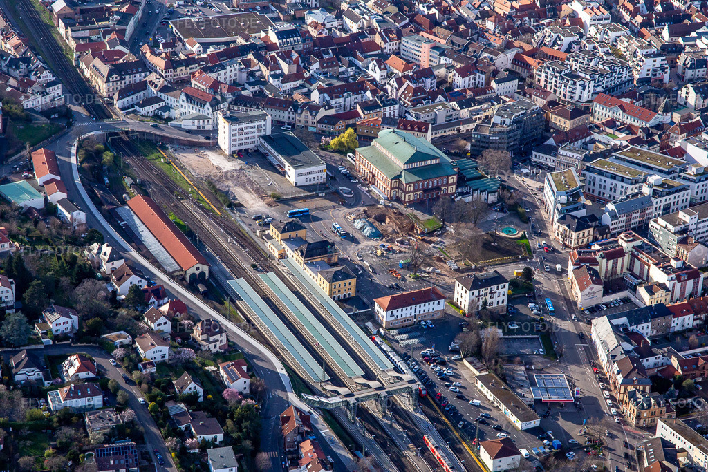 Luftbild: Hbf und Saalbau an der Bahnhofstr in Neustadt an der Weinstraße im Bundesland Rheinland-Pfalz in Deutschland. Foto: IMG_139984.jpg vom 14.03.2024 durch Werner Riehm/FLY-FOTO.de