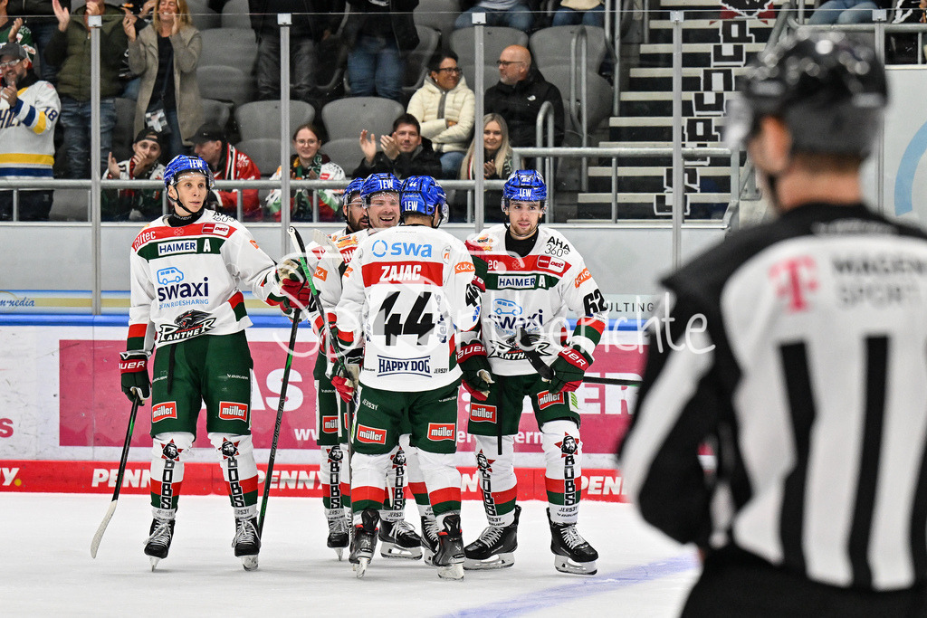 Augsburger Panther - EC VSV | Jubel der Panther nach dem Treffer zum 6-6 durch Thomas SCHEMITCH (Augsburger Panther #62) / Freude / happy / Tor / Torschuetze