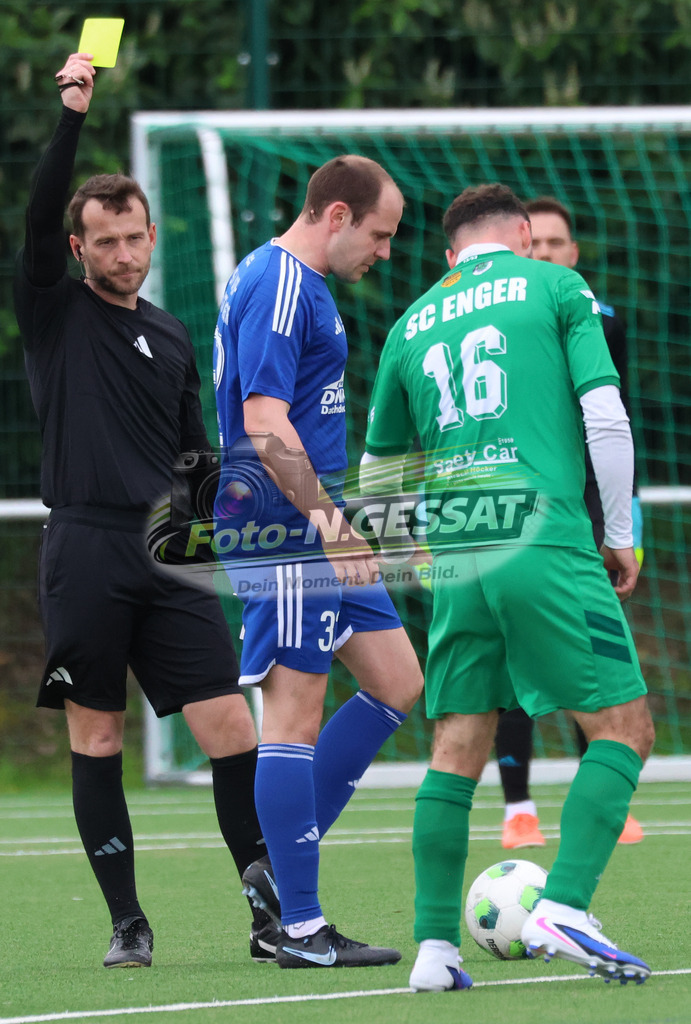 SC Enger - SV Enger-Westerenger | Auf dem Bild zu sehen: grün SC Enger: Alexander Tiefenbach ; blau SV Enger-Westerenger: Tim Rogalski ; Schiedsrichter: Benedikt Paweltzik SC Enger, SV Enger-Westerenger, Saison 25/26, Kreisliga A, Enger, Deutschland - Realisiert mit Pictrs.com
