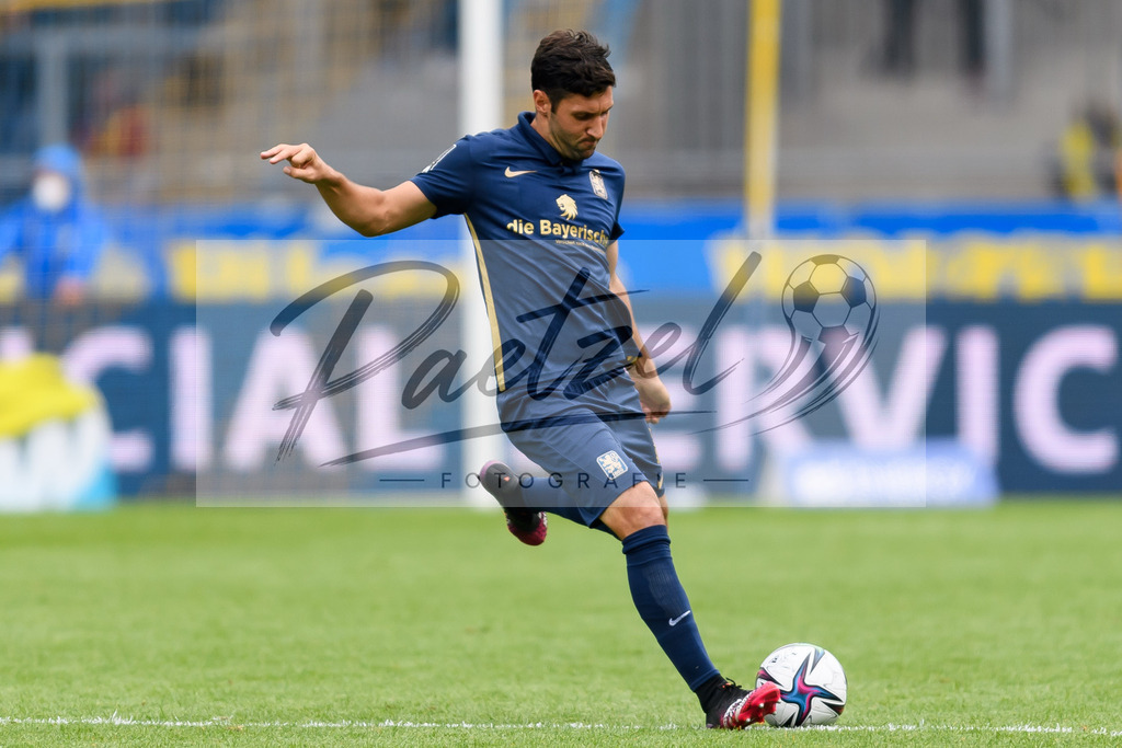 EBSTSV20210828_198 | Fussball, Herren: Stephan Salger (TSV 1860 Muenchen) in Aktion, am Ball, Einzelaktion beim Spiel der 3. Liga zwischen Eintracht Braunschweig und TSV 1860 Muenchen im Eintracht-Stadion am 28.08.2021 in Braunschweig, Deutschland.DFB / DFL REGULATIONS PROHIBIT ANY USE OF PHOTOGRAPHS AS IMAGE SEQUENCES AND/OR QUASI-VIDEO. - Realisiert mit Pictrs.com