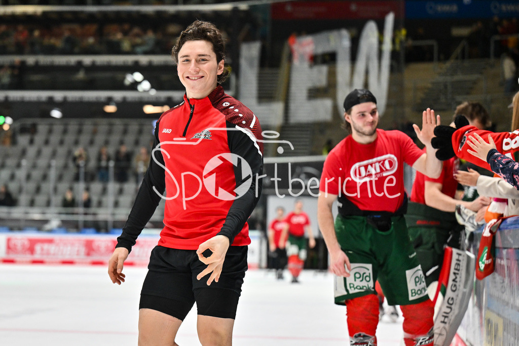 Augsburger Panther - Eisbären Berlin | AUGSBURG, GERMANY - 27. JANUARY: Die Spieler der Panther feiern zusammen mit den Fans den 2-1 Heimsieg gegen Berlin nach dem Match zwischen den Augsburger Panthern und den Fischtown Pinguins am 43. Spieltag der Penny DEL im Curt Frenzel Stadion / Enrico HENRIQUEZ (Augsburger Panther 52)
