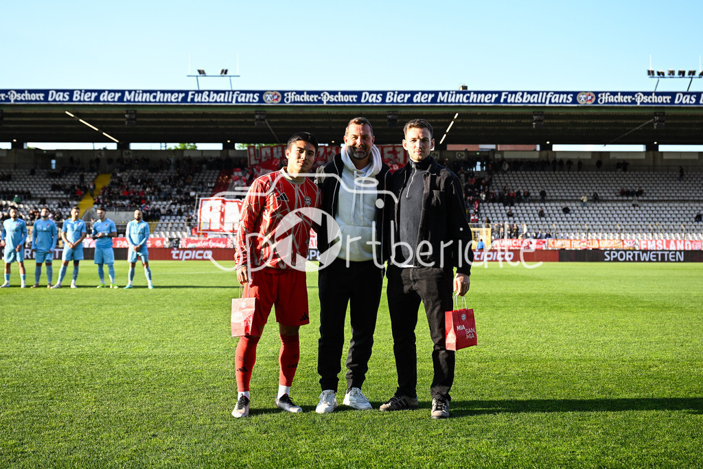 FC Bayern Amateure - Türkgücü München | Der FC Bayern verabschiedet heute zwei Spieler v. l. Angelo BRUECKNER (FC Bayern München II #12), Markus WEINZIERL und Timo KERN