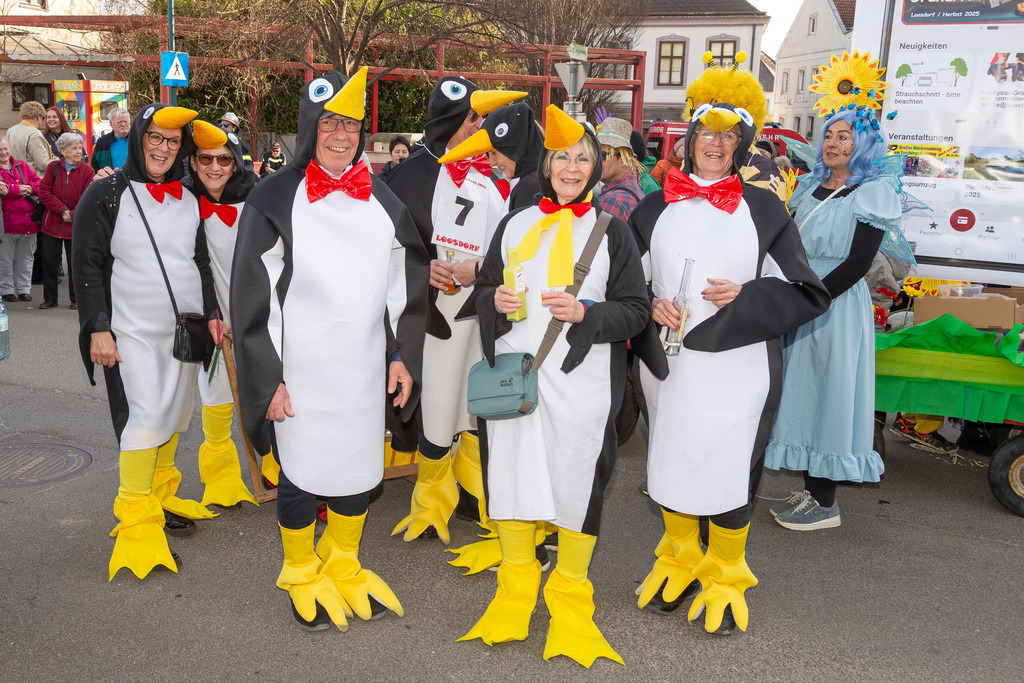 Umzug2025-159_9827 | Fotostrecke: FASCHINGSUMZUG 2025 in Loosdorf. 22 Masken(gruppen)-Teilnehmer: Loosdorfer Vereine, Wirtschaftstreibende, Gemeindeabordnungen sowie Kreditinstitute. rund 700 Besucher entlang der Hauptstrasse. Veranstaltungs-Sicherung durch Mannschaft der FF-Loosdorf mit schwerem Gerät. Maskenprämierung am EKZ-Platz durch Bgm. Thomas Vasku in den Kategorien: Bester Festwagen (Fa. gkonzept-Groissenberger; Beste Personengruppe-ASK-Loosdorf; Beste Einzelperson; Weiteste Anreise-FF Schollach;