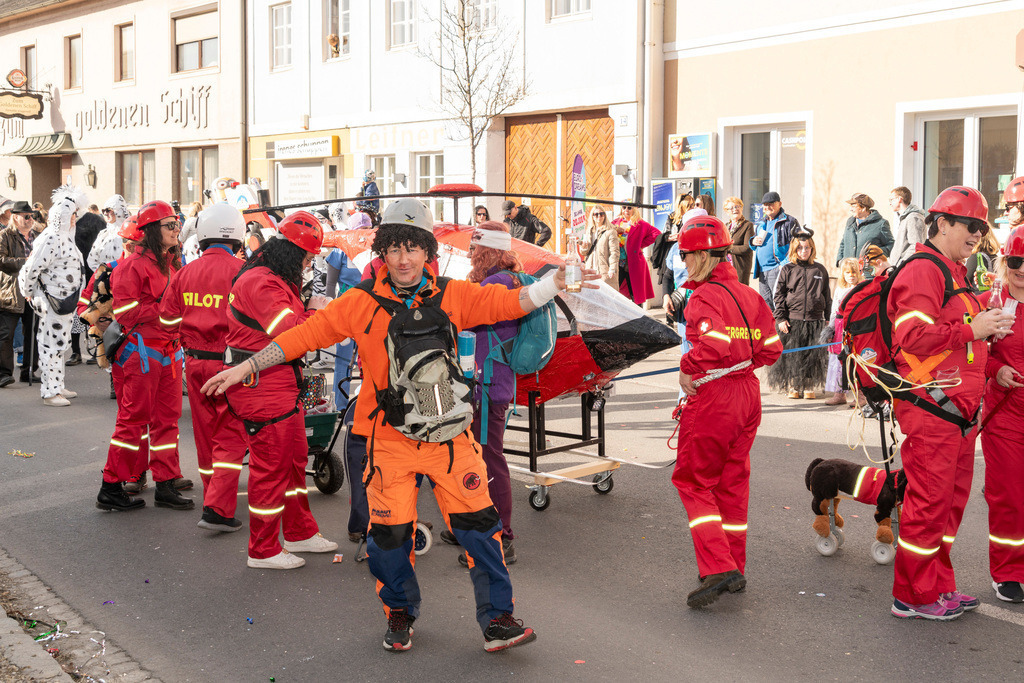 Umzug2025-112_9041 | Fotostrecke: FASCHINGSUMZUG 2025 in Loosdorf. 22 Masken(gruppen)-Teilnehmer: Loosdorfer Vereine, Wirtschaftstreibende, Gemeindeabordnungen sowie Kreditinstitute. rund 700 Besucher entlang der Hauptstrasse. Veranstaltungs-Sicherung durch Mannschaft der FF-Loosdorf mit schwerem Gerät. Maskenprämierung am EKZ-Platz durch Bgm. Thomas Vasku in den Kategorien: Bester Festwagen (Fa. gkonzept-Groissenberger; Beste Personengruppe-ASK-Loosdorf; Beste Einzelperson; Weiteste Anreise-FF Schollach;