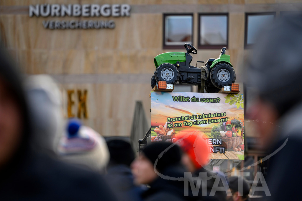 _DWA4424 | Bauerndemo gegen Agrarpolitik der Bundesregierung  auf dem Straße Obstmarkt und Hauptmarkt . Nürnberg, 08.01.2024 - Realisiert mit Pictrs.com