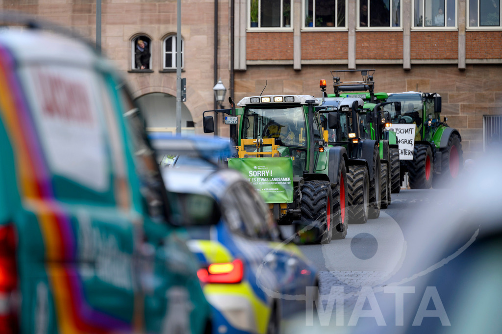 _DWA4210 | Bauerndemo gegen Agrarpolitik der Bundesregierung  auf dem Straße Obstmarkt und Hauptmarkt . Nürnberg, 08.01.2024 - Realisiert mit Pictrs.com