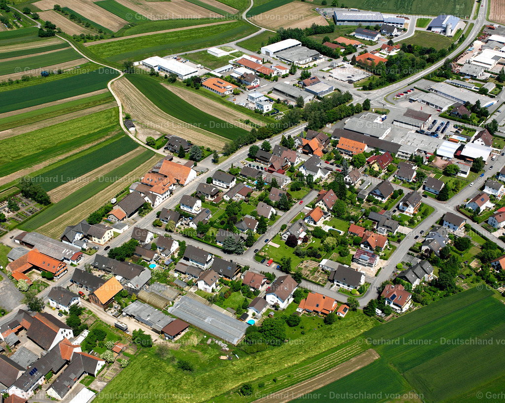 2626329 | ECKARTSWEIER 09.06.2006 Ortsansicht am Rande von landwirtschaftlichen Feldern und Nutzflächen  in Eckartsweier im Bundesland Baden-Württemberg, Deutschland // Village view on the edge of agricultural fields and land  in Eckartsweier in the state Baden-Wuerttemberg, Germany Foto: Gerhard Launer