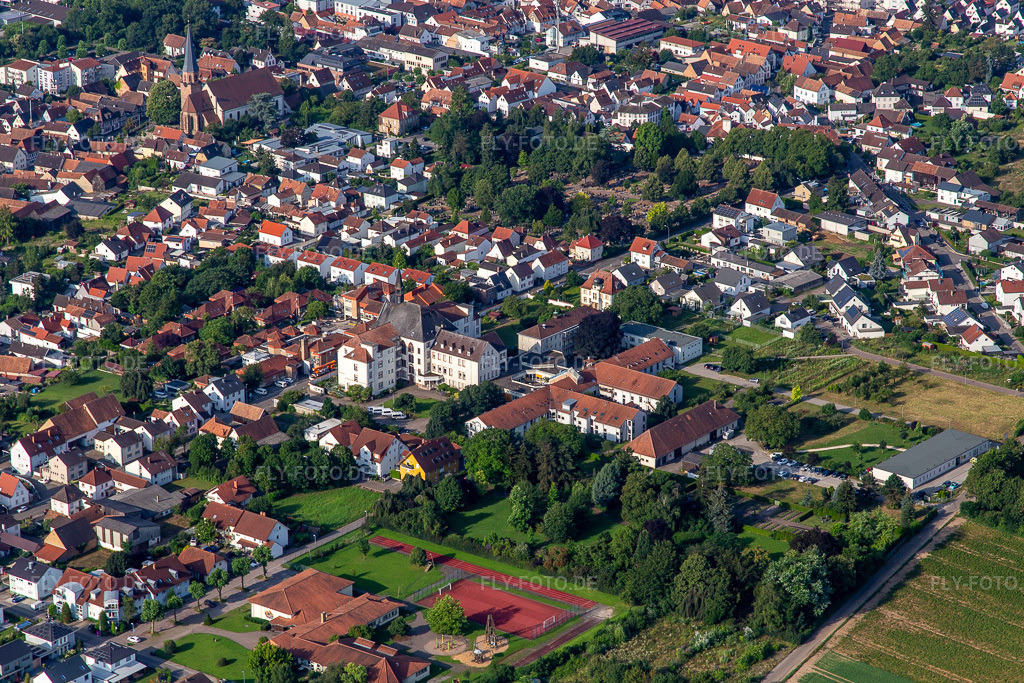 Luftbild: St. Paulus Stift Herxheim in Herxheim bei Landau im Bundesland Rheinland-Pfalz in Deutschland. Foto: IMG_142876.jpg vom 19.07.2024 durch Werner Riehm/FLY-FOTO.deSt. Paulus Stift Herxheim » St. Paulus Stift Herxheim