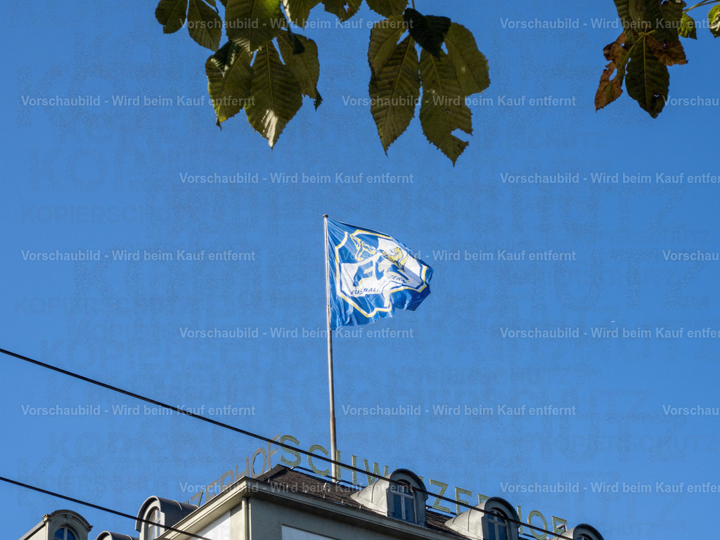 125 Jahre FCL – Luzern in Blau-Weiss | Die blau-weissen Fahnen wehen an der Seebrücke im Wind und zelebrieren das 125-Jahre-Jubiläum des FC Luzern. Dahinter erstreckt sich die Kulisse der Luzerner Seepromenade mit dem traditionsreichen Hotel Schweizerhof. - Realisiert mit Pictrs.com