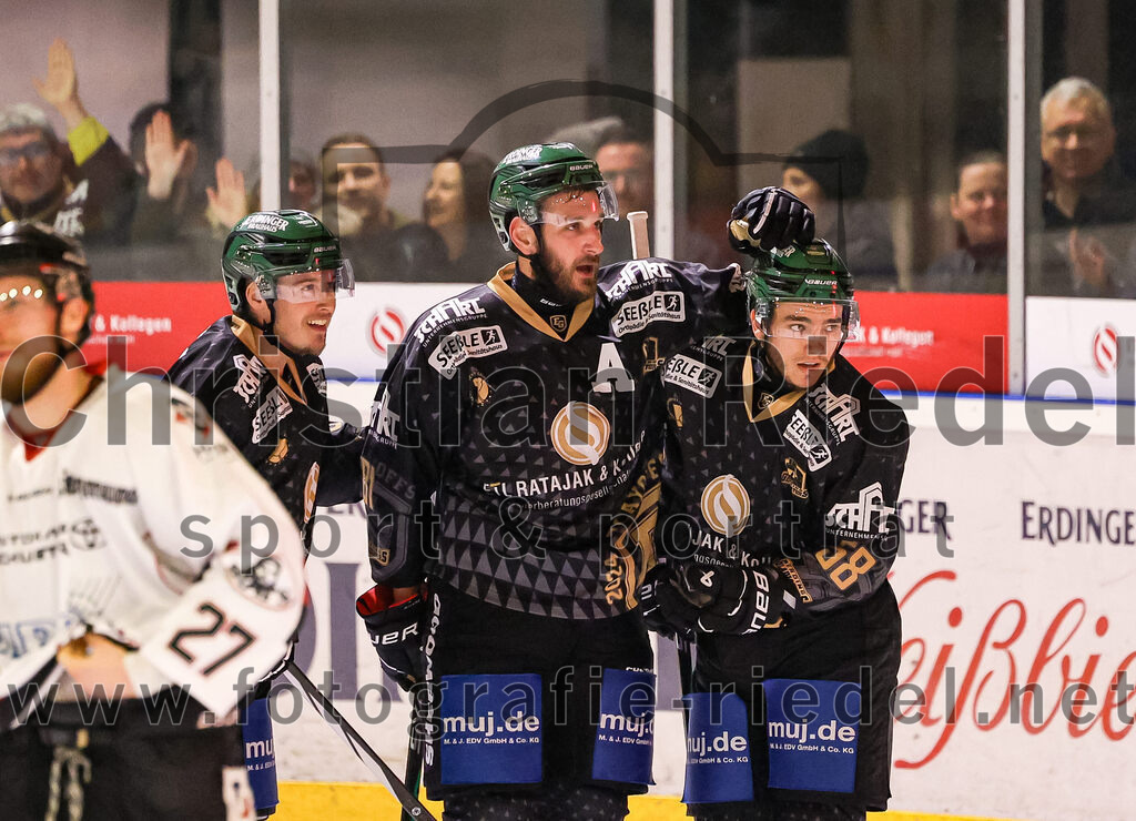 2024-03-15_119_TSV_Erding_gegen_EHC_Koenigsbrunn | Erding, Deutschland, 15.03.2024:
Eishockey, Bayernliga Playoffs 2023 / 2024, 3. Spieltag, TSV Erding gegen EHC Königsbrunn, Endergebnis: 3:4 n. V.

Maximilian Forster (Erding Gladiators, #81), Paul Pfenninger (Erding Gladiators, #58)

Foto: Christian Riedel / fotografie-riedel.net