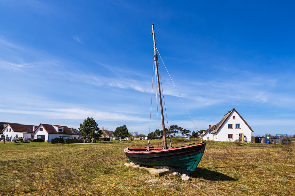 Fischerboot auf der Wiese in Neuendorf auf der Insel Hiddensee | Fischerboot auf der Wiese in Neuendorf auf der Insel Hiddensee.