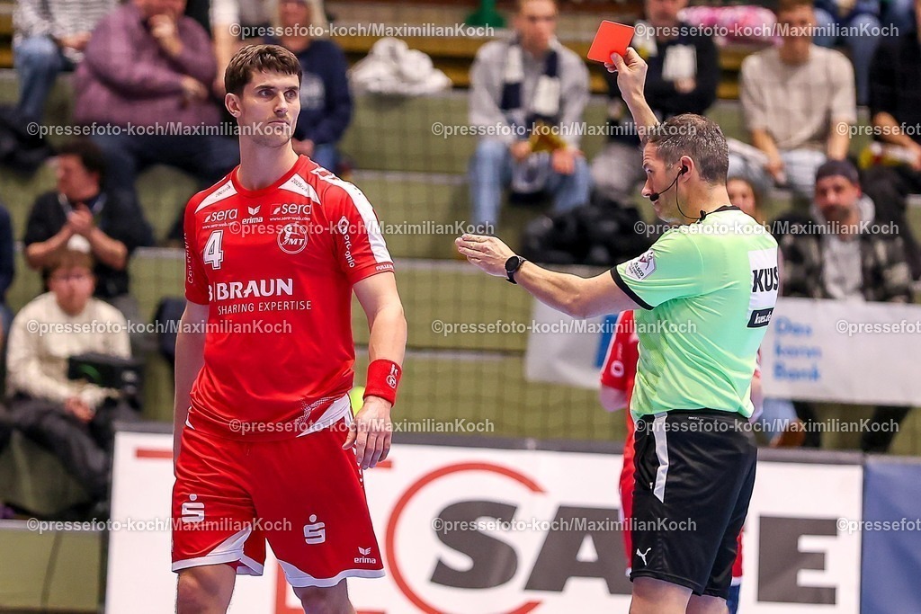 BHC11022601052 | 11.02.2026, Handball, 1.HBL, Bergischer HC - MT Melsungen, 20. Spieltag, Uni-Halle Wuppertal: Schiedsrichter zeigt Rote Karte Platzverweis für Nikolaj Enderleit (Melsungen #04) nach Foulspiel 