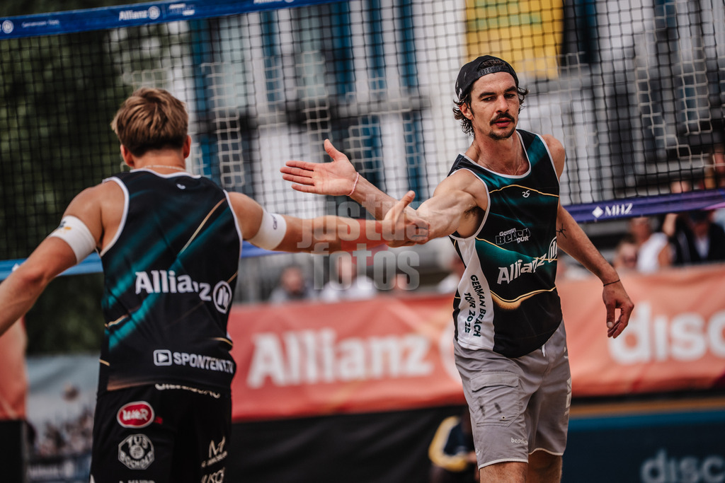 Beachvolleyball | Männer | Allianz German Beach Tour 2025 | Tourstop Bremen | 15.06.2025 | v.l. Luis Kubo und Jannik Kühlborn klatschen ein