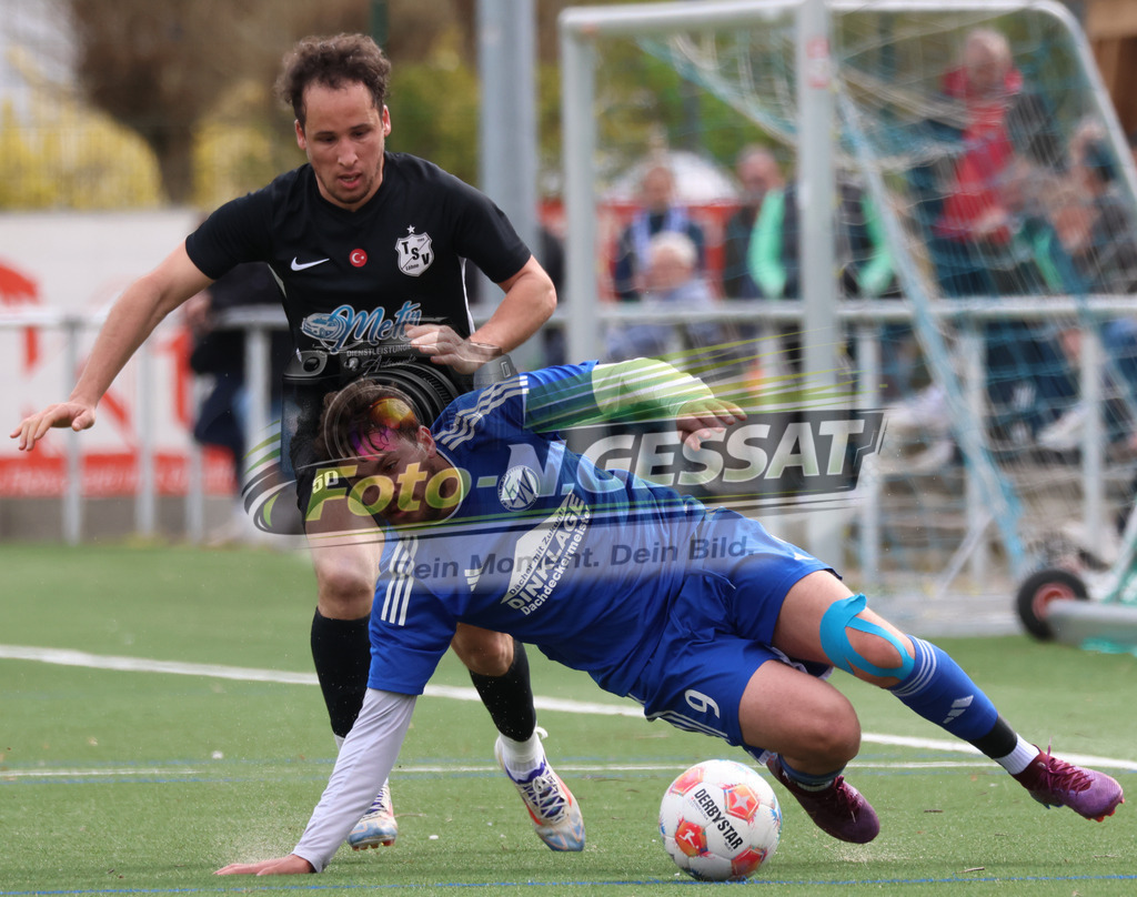 SV Enger-Westerenger - TSV Löhne | Auf dem Bild zu sehen: blau SV Enger-Westerenger: Taha Baroude ; schwarz TSV Löhne: Yazid Heddad SV Enger-Westerenger, TSV Löhne, Saison 25/26, Kreisliga A, Enger, Deutschland - Realisiert mit Pictrs.com