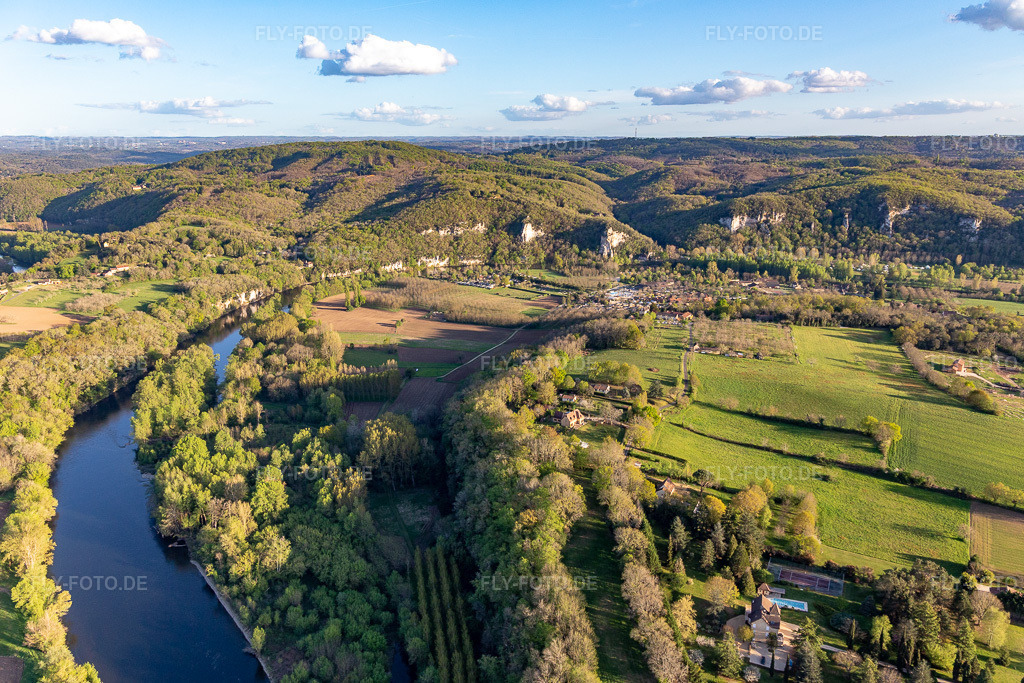 Luftbild: Klipppen am Cingle du Montfort in Carsac-Aillac im Bundesland Dordogne in Frankreich. Foto: IMG_113611.jpg vom 16.04.2019 durch Werner Riehm/FLY-FOTO.de