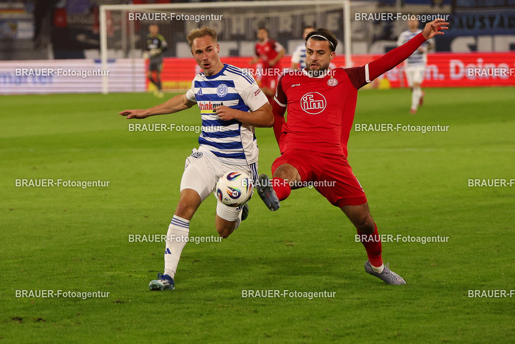 MSV Duisburg - Rot-Weiss Essen  | Duisburg, Deutschland, 26.10.2025 Florian Krüger (MSV Duisburg)  und José-Enrique Ríos Alonso  (Rot-Weiss Essen) im Kampf um den Ball während des 3.Liga Spiels zwischen MSV Duisburg und Rot-Weiss Essen in der Schauinsland-Reisen-Arena am 26.10.2025 in Duisburg (Foto von Timo Bluhmki-Schmidt/ Brauer Fotoagentur