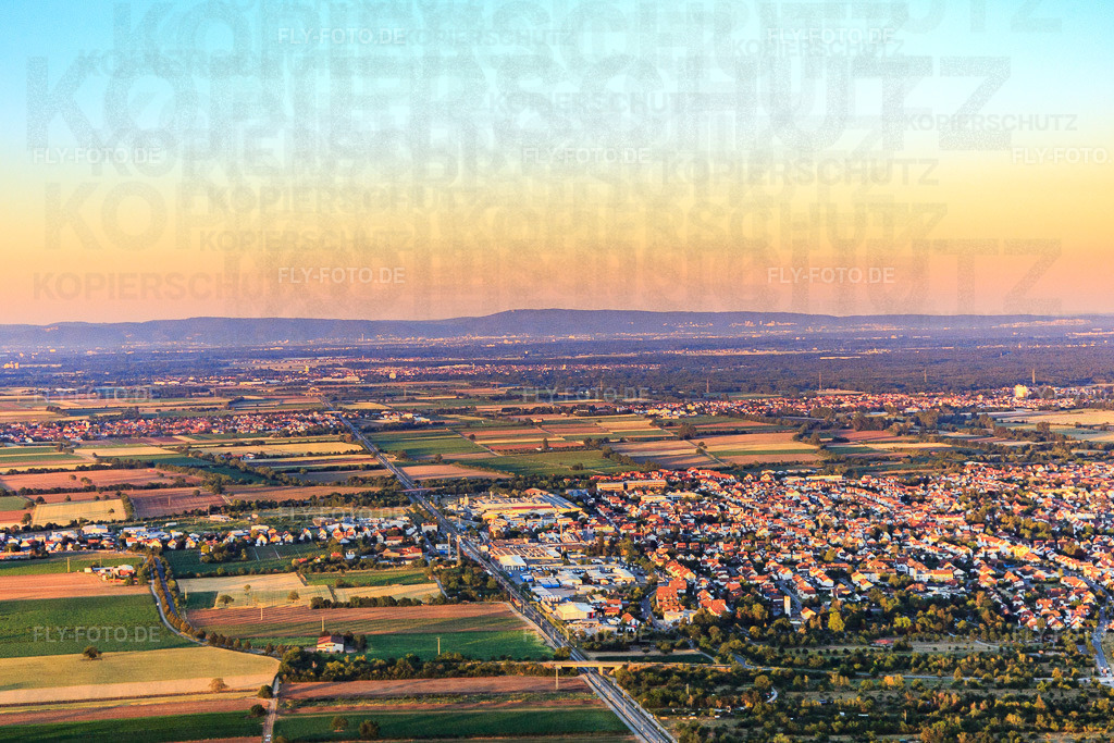 Ortsansicht von Westen | Luftbild: Ortsansicht von Westen in Haßloch im Bundesland Rheinland-Pfalz in Deutschland. Foto: IMG_115651.jpg vom 29.06.2019 durch Werner Riehm/FLY-FOTO.de - Realisiert mit Pictrs.com