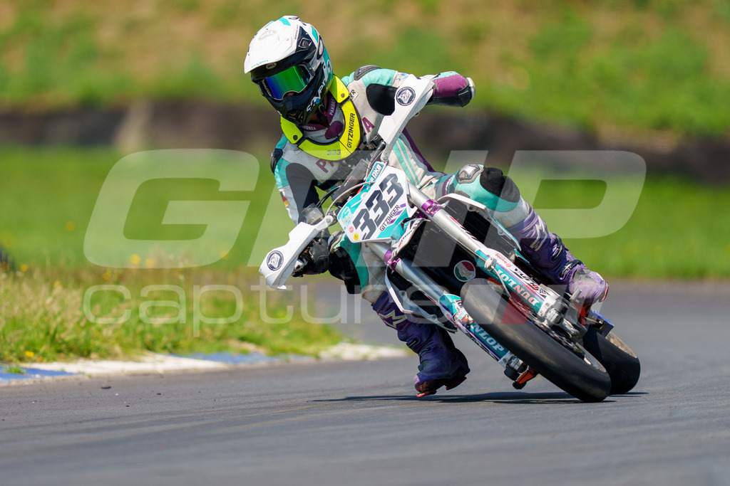 G-Cup + Supermoto Staatsmeisterschaft + Hungarian Supermoto Championship | GRIPcapture steht für authentische Sportfotografie in Österreich – für Momente, die mehr sind als Geschwindigkeit oder Ergebnis. Es geht um Emotion, Spannung, Fokus und den Augenblick, der oft nur einen Wimpernschlag dauert.Ob Motorsport, Teamsport oder 