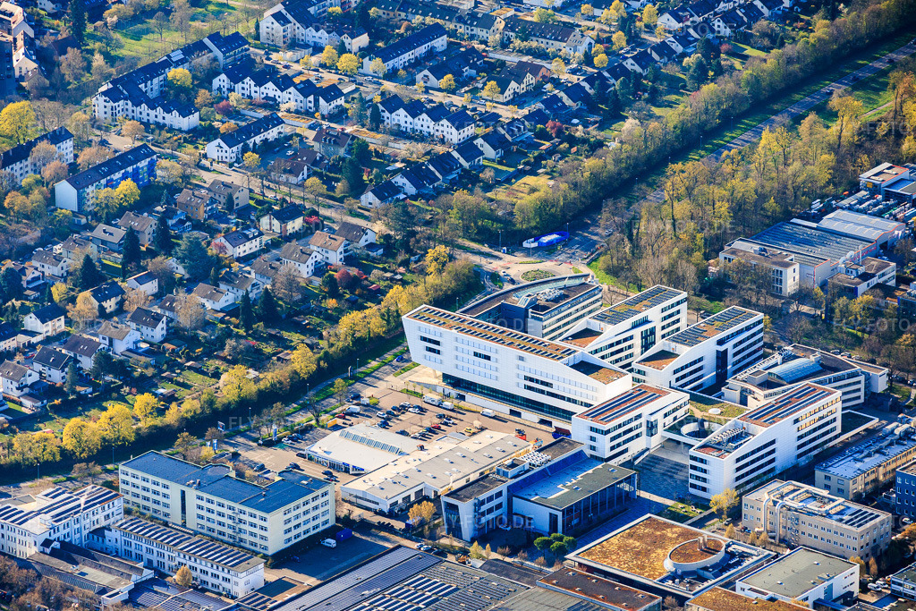 Luftbild: Fiduciastraße x Ostmarkstraße mit Atruvia AG, UKBW Akademie und Pneuhage Reifen und Autoservice im Ortsteil Durlach in Karlsruhe im Bundesland Baden-Württemberg in Deutschland. Foto: IMG_154076.jpg vom 02.04.2026 durch Werner Riehm/FLY-FOTO.deAuflösung des Originals: 5814 x 3876 pxWWW.ATRUVIA.DE