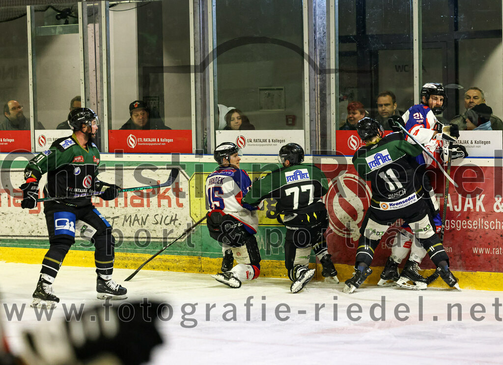 2023-01-22_145_Eishockey_TSV_Erding_gegen_ESC_Dorfen | Erding, Deutschland, 22.01.2023:
Eishockey, Bayernliga 2022 / 2023, 29. Spieltag, TSV Erding gegen ESC Dorfen, Endergebnis: 6:2

Rudolf Lorenz (Erding Gladiators, #91), Christof Hradek (ESC Dorfen, #15), Philipp Michl (Erding Gladiators, #77), Sebastian Busch (Erding Gladiators, #11)

Foto: Christian Riedel / fotografie-riedel.net
