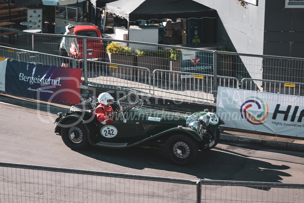 21. Arosa ClassicCar 2025 - 6. =September= 2025 | Dany Saredi aus Küssnacht (SUI) in einem Jaguar 100 SS Cars aus dem Jahre 1937 mit Startnummer 242 am Arosa ClassicCar 2025 in der Kategorie Classic Trophy..@arosaclassiccar, @arosa.official, #arosaclassiccar, #arosa, #76curves, #classiccarBild: Sportfotografie Markus Aeschimann | www.markus-aeschimann.ch - Realisiert mit Pictrs.com