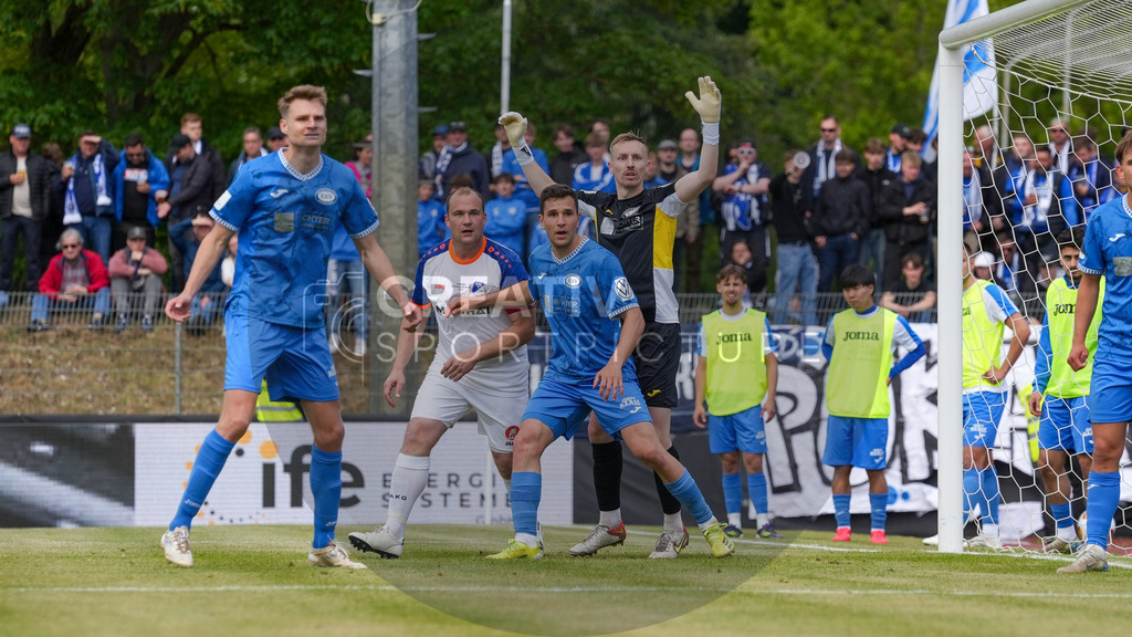 Fußball, Herren, Saison 2024/2025, Finaltag der Amateure 2025, Landespokal Brandenburg, Finale, VfB 1921 Krieschow vs. RSV Eintracht 1949, Samstag 24.05.2025, Volksparkstadion Neuruppin, | Fußball, Herren, Saison 2024/2025, Finaltag der Amateure 2025, Landespokal Brandenburg, Finale, VfB 1921 Krieschow vs. RSV Eintracht 1949, Samstag 24.05.2025, Volksparkstadion Neuruppin, Im Bild: Daniel Hemicker (schwarz, RSV), Andy Hebler (weiß, Krieschow) und Caio Mazzo Nogueira (blau, RSV) in erwartung eines Eckballs. - Realisiert mit Pictrs.com