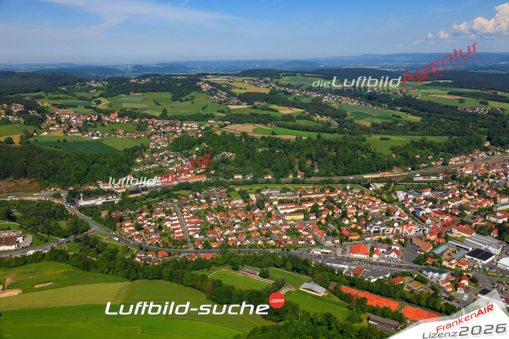 Die Luftaufnahme der Stadt Kronach wurde vom UL-Flugzeug heraus erstellt ( keine Drohne )- hohe Auflösung für beste Qualität