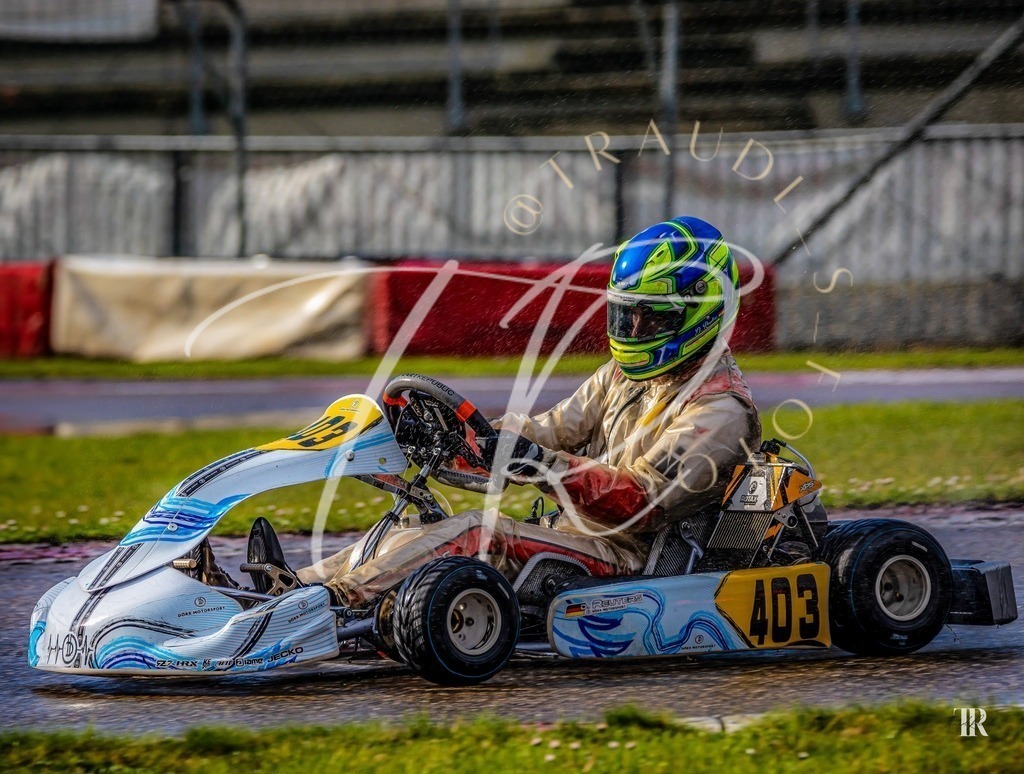 ef8ab0b6e0224607b4336c7e50dbe9ce | traudl_s_fotos