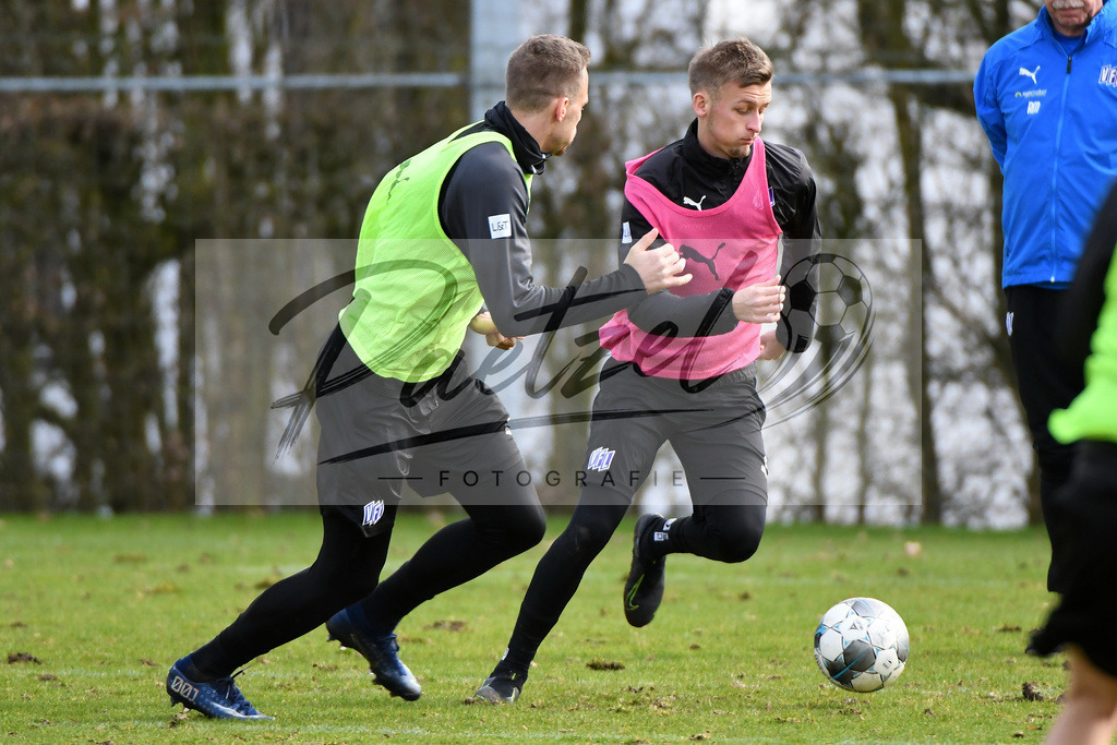 20200229_TRAOSN_0020 | Fussball, Herren: Sebastian Klaas (VfL Osnabrueck) in Aktion, am Ball, Einzelaktion waehrend der Trainingseinheit des VfL Osnabrueck im Sportpark Illoshoehe am 29.02.2020 in Osnabrueck, Deutschland. - Realisiert mit Pictrs.com
