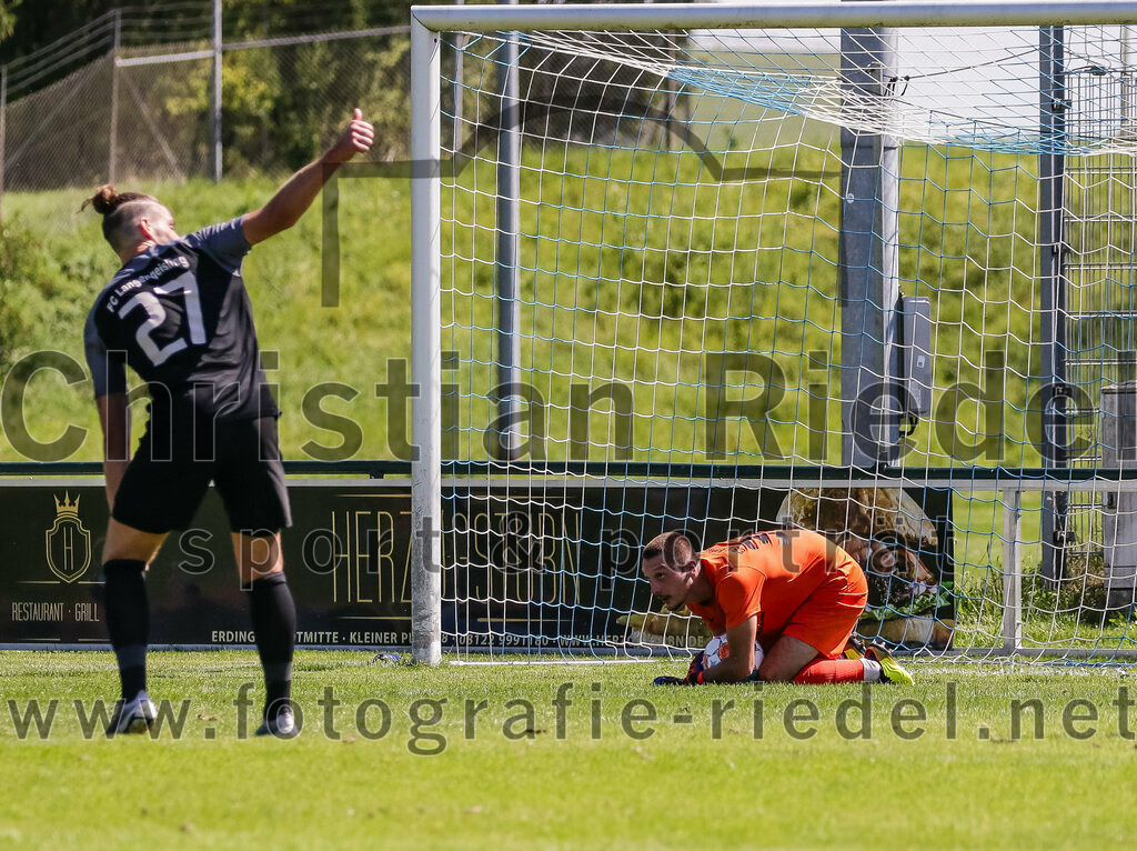 2023-08-12_095_FC_Langengeisling_gegen_ESV_Freilassing | Erding, Deutschland, 12.08.2023:
Fußball, Bezirksliga Oberbayern Ost 2023 / 2024, 4. Spieltag, FC Langengeisling gegen ESV Freilassing, Endergebnis: 2:1

Maximilian Birnbeck (FC Langengeisling, #27), Torwart Matej Markovic (ESV Freilassing, #34)

Foto: Christian Riedel / fotografie-riedel.net