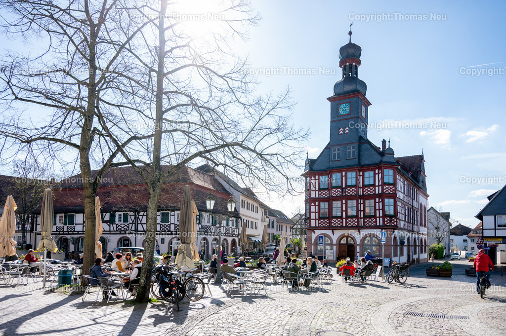 DSC_2155 | Lorsch  in Frühlingslaune, kaum wird es wärmer dann ist der Marktplatz in Lorsch wieder belibeter Treff , auch unter der Woche, besonders schön das historische Rathaus, heute  unter anderem Sitz der Kreisvolkshochschule,, Bild: Thomas Neu