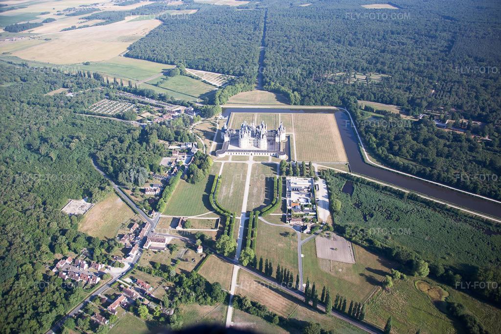 Aerial view: View of the town in Chambord in the state Loir et Cher, France. – Photo: IMG_082146.jpg taken on 06/20/2015 by Werner Riehm/FLY-FOTO.com – Resolution of the original: 5472 x 3648 px