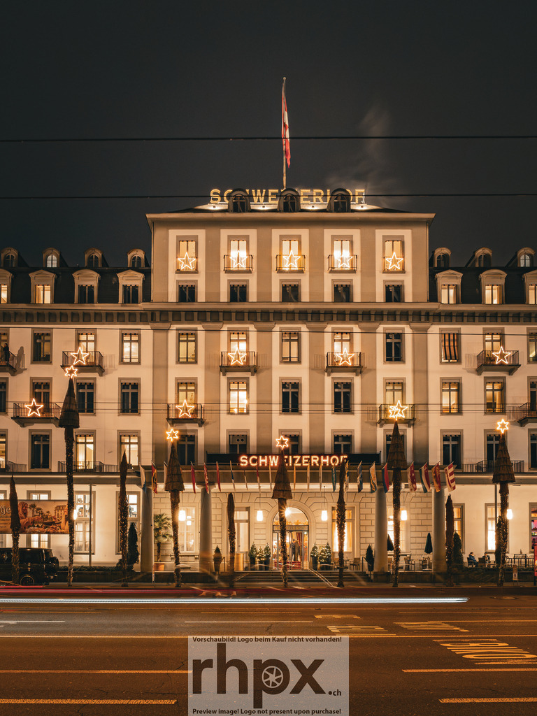 Schweizerhof Lichterglanz | Tradition. Lichter. Dynamik.
Das prächtige Hotel Schweizerhof in Luzern erstrahlt in festlichem Glanz, während die vorbeiziehenden Lichter der Stadt dynamische Spuren in die Nacht zeichnen. Ein faszinierendes Zusammenspiel aus historischer Eleganz und urbanem Puls zur Weihnachtszeit. - Realisiert mit Pictrs.com