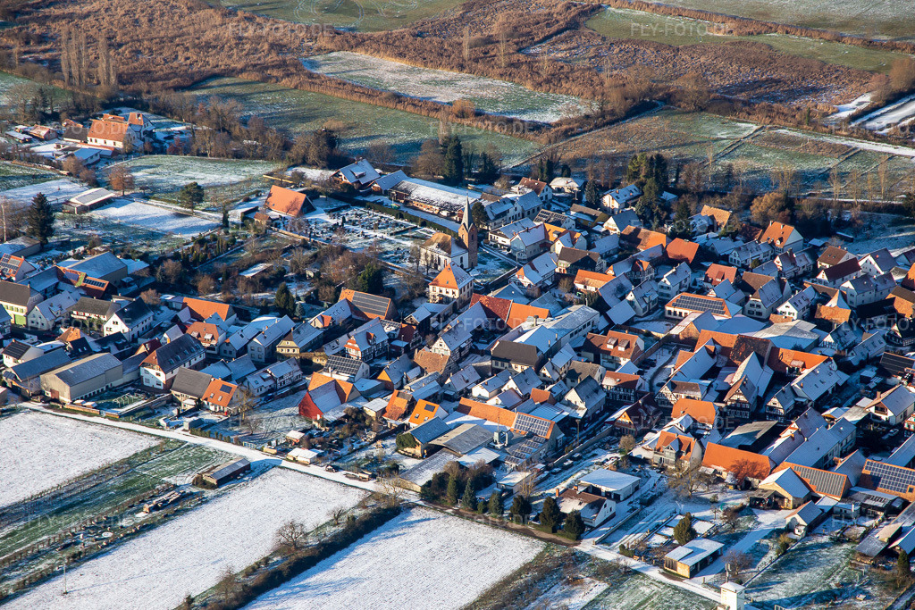 Luftbild: Friedhof im Winter bei Schnee in Winden im Bundesland Rheinland-Pfalz in Deutschland. Foto: IMG_135627.jpg vom 16.12.2022 durch Werner Riehm/FLY-FOTO.de