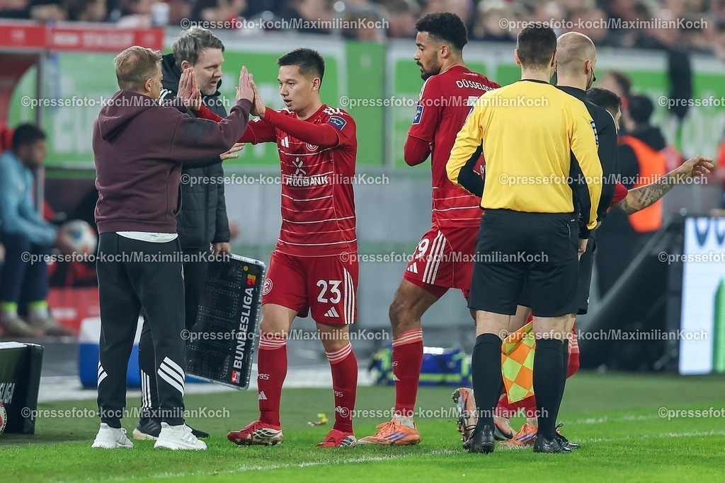 F9527022601120 | 27.02.2026, Fußball, Fortuna Düsseldorf - VfL Bochum, 2. Fußball Bundesliga, Merkur Spiel-Arena, Saison 2025 2026: Cheftrainer Markus Anfang (Fortuna Düsseldorf #hc) neben Shinta Appelkamp&nbsp;(Fortuna Düsseldorf #23) Emmanuel Iyoha&nbsp;(Fortuna Düsseldorf #19) bei der Auswechslung DFB regulations prohibit any use of photographs as image sequences and or quasi-video.