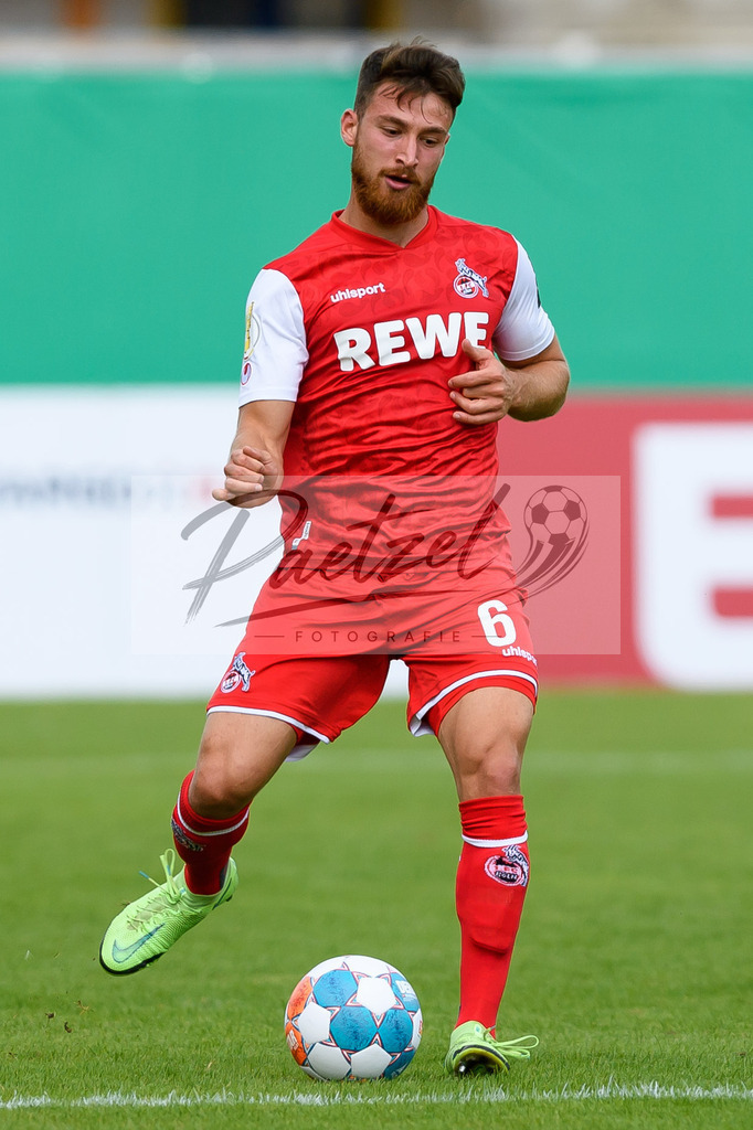 JENKOE20210808_147 | Fussball, Herren: Salih Oezcan (1. FC Koeln) in Aktion, am Ball, Einzelaktion beim Spiel der 1. Runde im DFB-Pokal zwischen FC Carl Zeiss Jena und 1. FC Koeln im Ernst-Abbe-Sportfeld am 08.08.2021 in Jena, Deutschland.DFB / DFL REGULATIONS PROHIBIT ANY USE OF PHOTOGRAPHS AS IMAGE SEQUENCES AND/OR QUASI-VIDEO. - Realisiert mit Pictrs.com