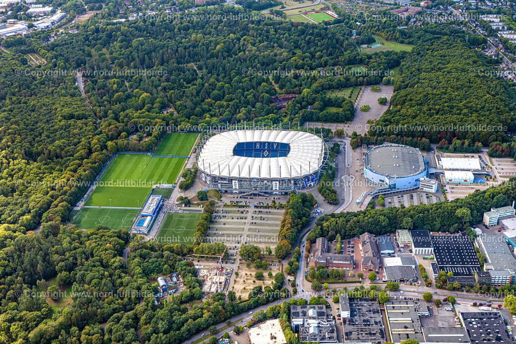 Hamburg_HSV_Stadion_Barclays_Arena_ELS_3157200922 | HAMBURG 20.09.2022 Gebäude des Volksparkstadion - Arena des Hamburger HSV (vormals Imtech Arena, AOL Arena und HSV Nordbank Arena) in Hamburg. Weiterführende Informationen bei: HSV Fußball AG. // Stadium Volksparkstadion - formerly Imtech-Arena, is the home ground of German Bundesliga club HSV. Further information at: HSV Fussball AG. Foto: Martin Elsen