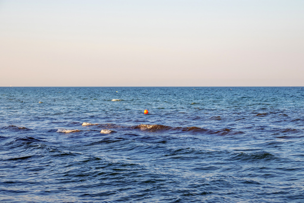XXL Wandbild: Wellen im Abendrot | Dieses XXL Wandbild im Querformat zeigt das Meer im Abendrot. Der Himmel ist dezent rötlich. Holen Sie sich dieses traumhafte Abendstimmung am Meer in dezenten Farben auf Leinwand, auf Alu-Dibond oder Acrylglas. Ideal fürs Wohnzimmer, Schlafzimmer, Küche, den Arbeitsplatz oder die Ferienwohnung. Die Wandbilder werden individuell für Sie in vielen Abmessungen produziert. Daher passen die Ostseekult Wandbilder immer perfekt an Ihre Wände.  - Realisiert mit Pictrs.com