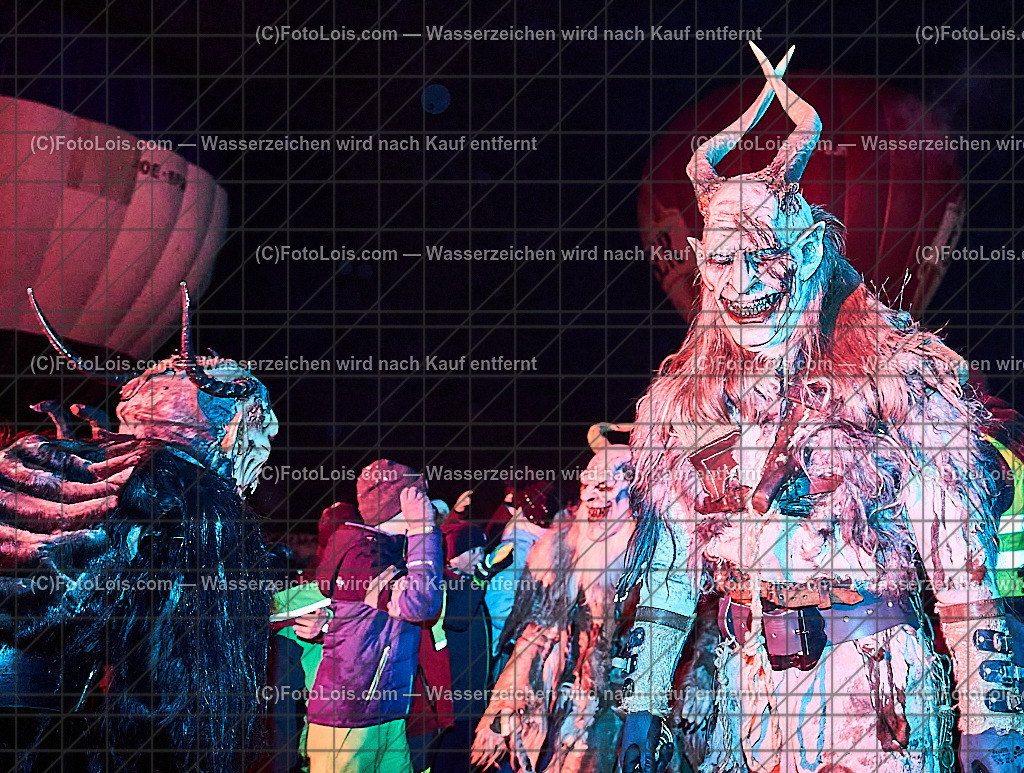 _ALP8280_NACHTderBALLONE_Lackenhof_Gaminger Oetscherteufel | ... mit dem Ballonsportclub Ötscherland aus Wieselburg, der Bergrettung Lackenhof mit einer Schauübung, der Perchtengruppe 'Gaminger Ötscherteufeln' und dem Musikverein Lackenhof, die Ballonfahrer spendeten ihre Gage in diesem Jahr dem schwer verunglückten Gerald Bernreiter alias 'KLEX' der erst nach der ReHa und einem Umbau seines Hauses in Lackenhof frühestens im Mai 2026 wieder nach Hause kommen kann, So 28. Dezember 2025.