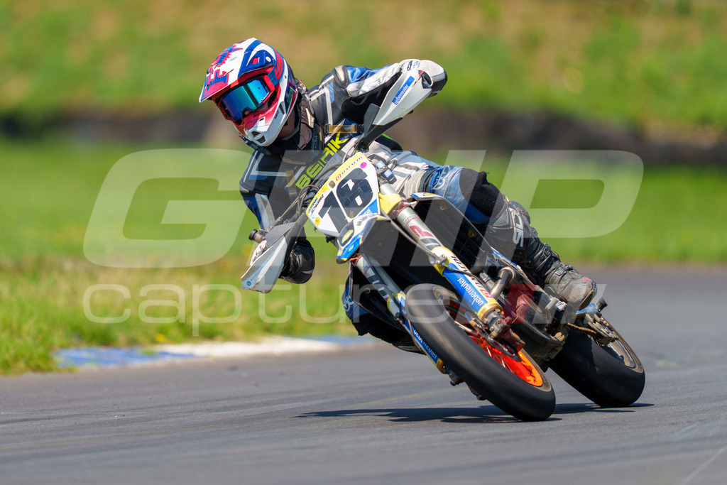G-Cup + Supermoto Staatsmeisterschaft + Hungarian Supermoto Championship | GRIPcapture steht für authentische Sportfotografie in Österreich – für Momente, die mehr sind als Geschwindigkeit oder Ergebnis. Es geht um Emotion, Spannung, Fokus und den Augenblick, der oft nur einen Wimpernschlag dauert.Ob Motorsport, Teamsport oder 