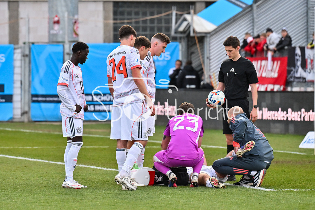 FC Würzburger Kickers - FC Bayern Amateure | WÜRZBURG, DEUTSCHLAND - 10. APRIL: bedrückte Stimmung bei den Bayern nach der Verletzung von Guido DELLA ROVERE (FC Bayern München II 10) während dem Match zwischen dem FC Würzburger Kickers und den Amateuren des FC Bayern München am 28. Spieltag der Regionalliga Bayern in der AKON Arena