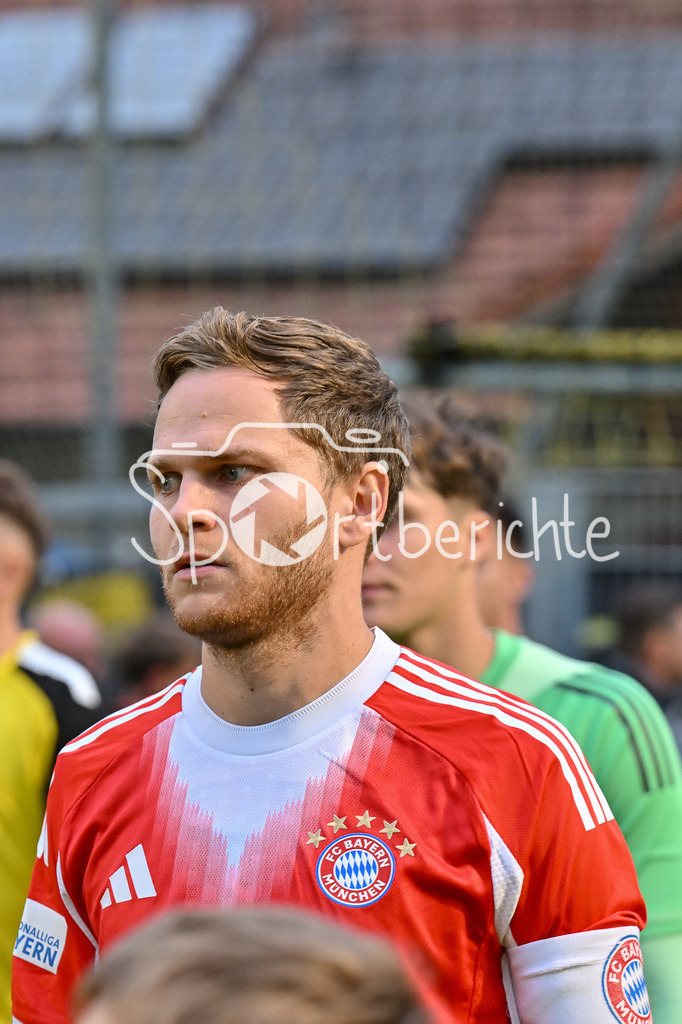 DJK Vilzing - FC Bayern Amateure | im Bild Benno SCHMITZ (FC Bayern Muenchen II 6) / Einzelfoto / Freisteller / Regionalliga Bayern: DJK Vilzing - FC Bayern Amateure; Manfred-Zollner Stadion am 23.09.2025