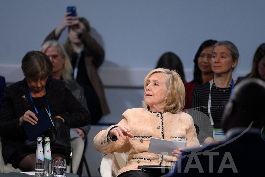 _DWI5066 | Die US-Politikerin Hillary Clinton auf der Veranstaltung Girls Just Want to Have Fundamental Rights: Fighting the Global Pushback im Rahmen der Münchner Sicherheitskonferenz 2026. München, 14.02.2026 Bayern Deutschland - Realisiert mit Pictrs.com