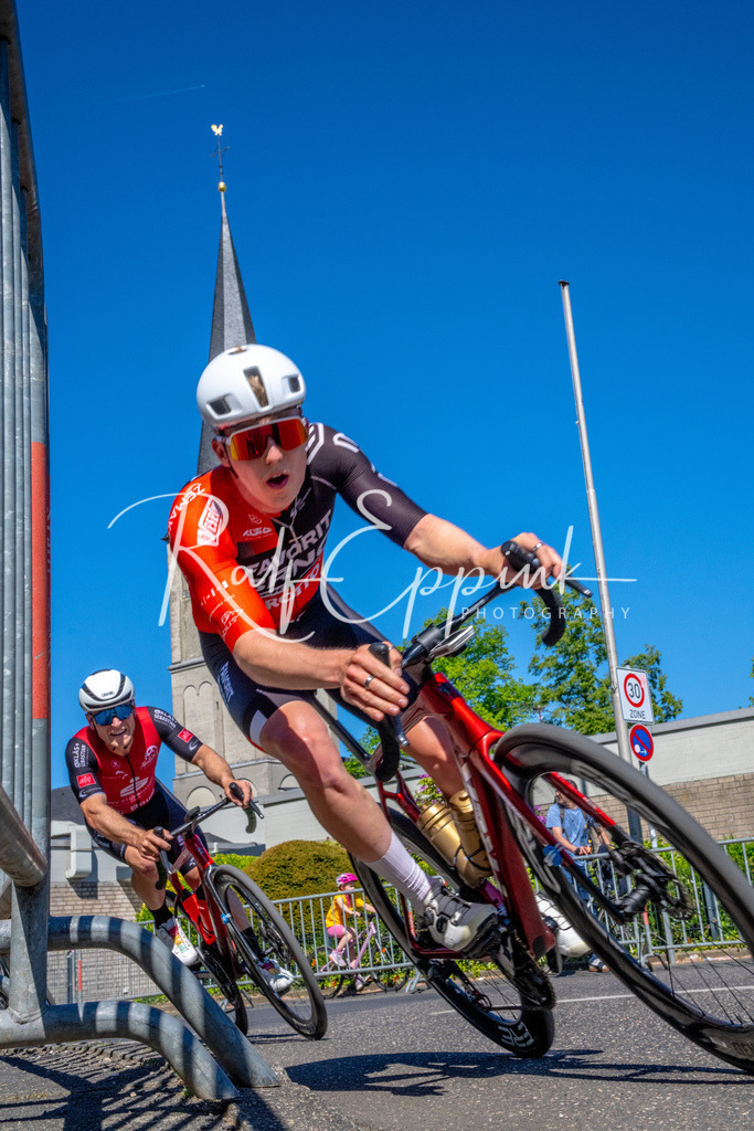 Spurt in den Mai 2026 - Großer Preis der Sparkasse Neuss | Annual one-day road cycling race "Großer Preis der Sparkasse Neuss" held in Büttgen, Germany, organized by VfR Büttgen 1912 e.V. The event features multiple races across all age categories from U11 youth to Elite men. - Realisiert mit Pictrs.com