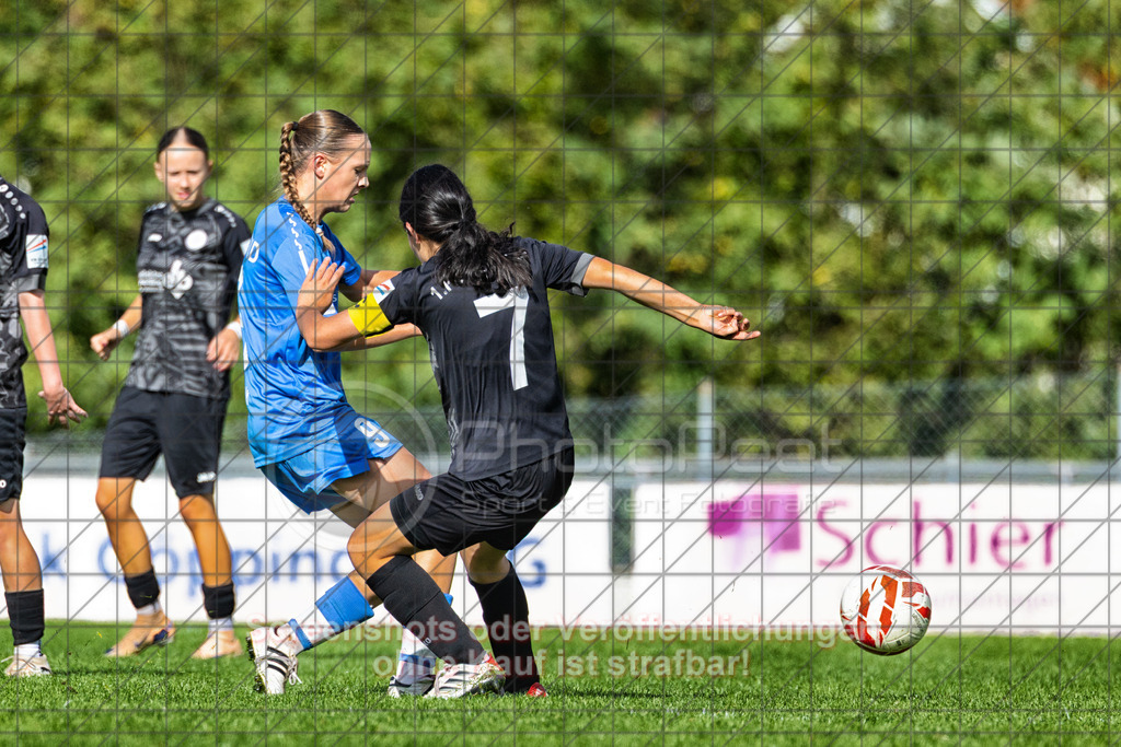 20261010_141948_0683-Bearbeitet_(c)_by_PhotoPeet | #,1.FC Donzdorf (schwarz) vs. SC Sand (blau), Fußball, EnBW-Oberliga B -Juniorinnen, 05. Spieltag, Saison 2026/2027, Rasenplatz Lautertal Stadion, Süßener Straße 16, 73072 Donzdorf, 10.10.2026 - 14:00 Uhr,Foto: PhotoPeet / Sport- &amp; Eventfotografie / Peter Harich